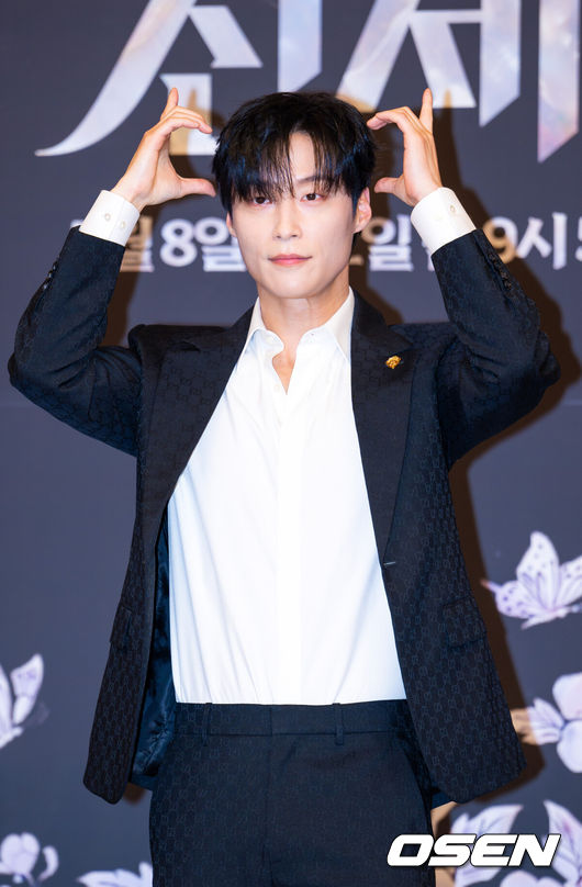 노란 수영복에 섹시한 몸매 어필하는 존예 처자