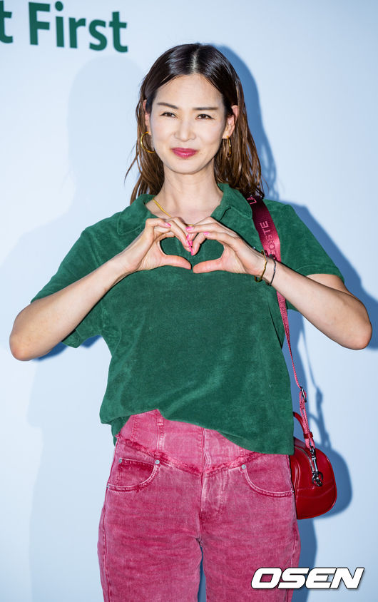 노란 수영복에 섹시한 몸매 어필하는 존예 처자