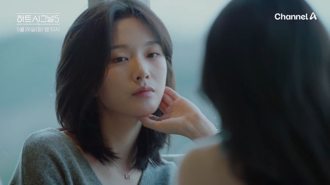 노란 수영복에 섹시한 몸매 어필하는 존예 처자