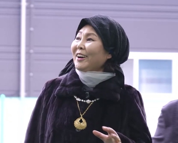 노란 수영복에 섹시한 몸매 어필하는 존예 처자