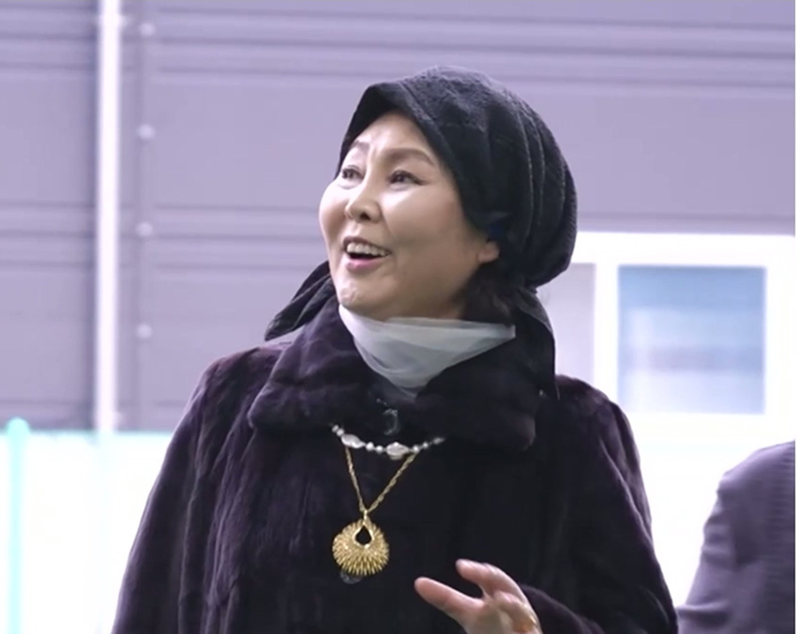 노란 수영복에 섹시한 몸매 어필하는 존예 처자