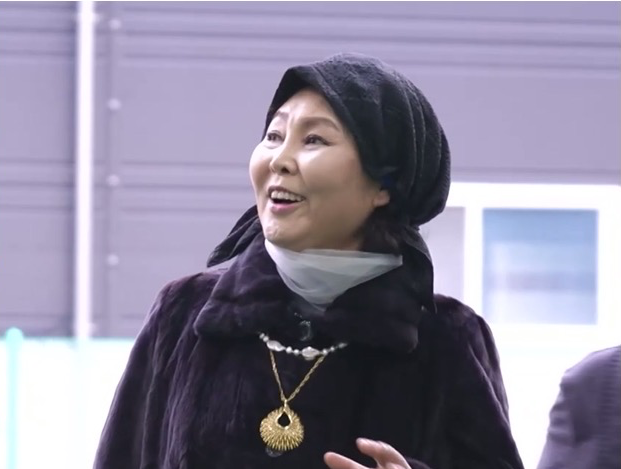 노란 수영복에 섹시한 몸매 어필하는 존예 처자