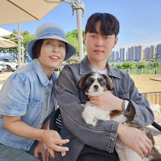 노란 수영복에 섹시한 몸매 어필하는 존예 처자