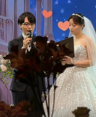 노란 수영복에 섹시한 몸매 어필하는 존예 처자