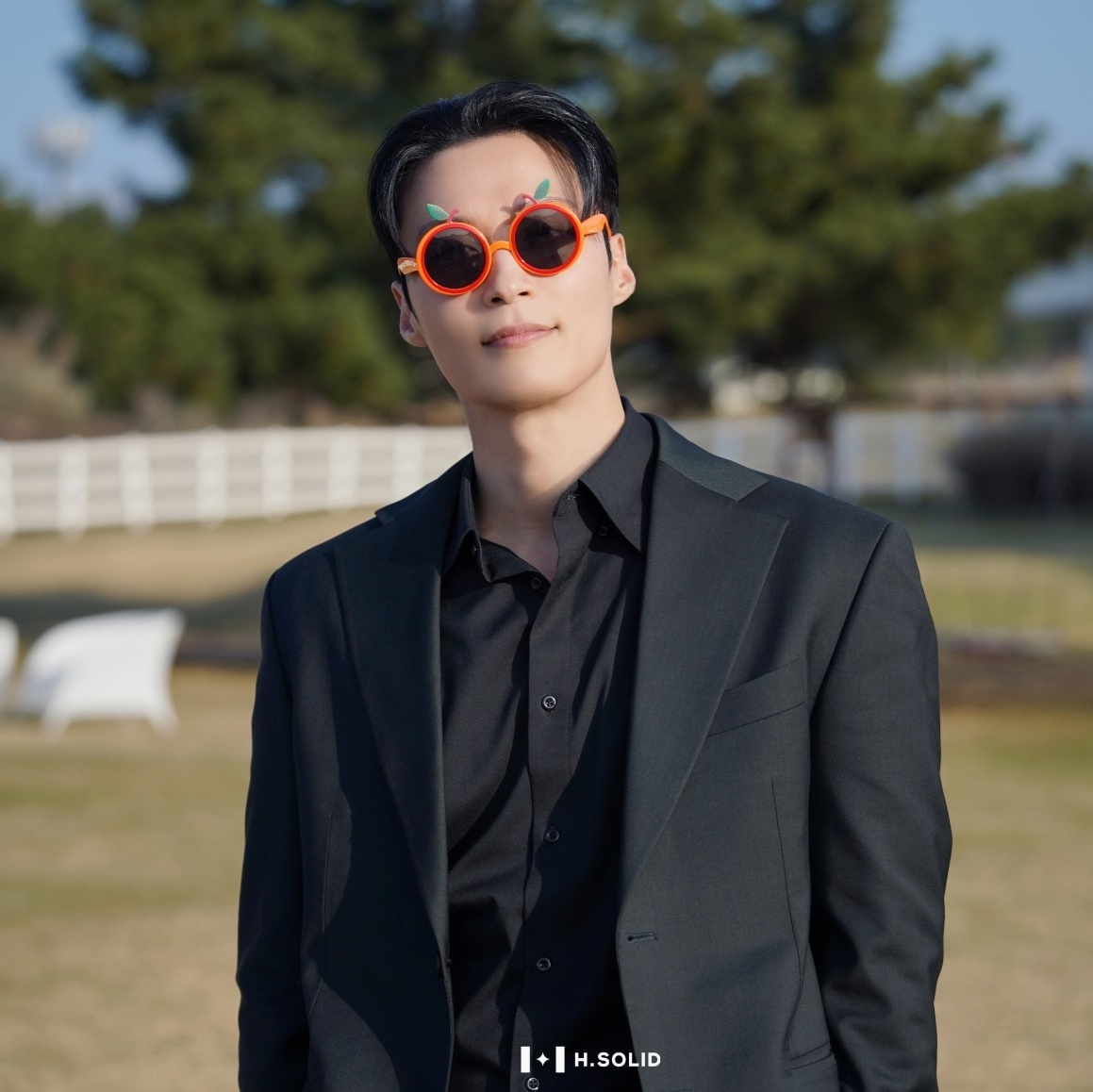 노란 수영복에 섹시한 몸매 어필하는 존예 처자