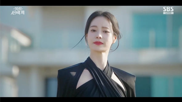 노란 수영복에 섹시한 몸매 어필하는 존예 처자