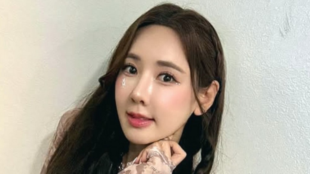 노란 수영복에 섹시한 몸매 어필하는 존예 처자