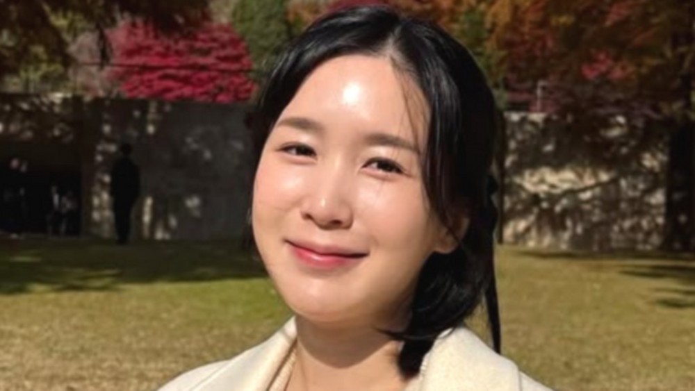 노란 수영복에 섹시한 몸매 어필하는 존예 처자