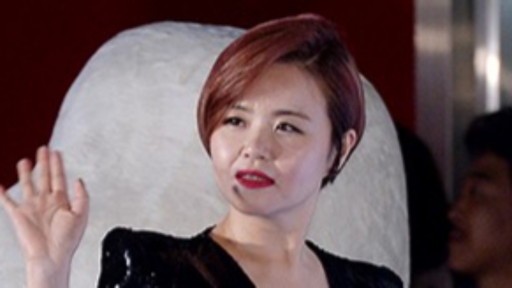 노란 수영복에 섹시한 몸매 어필하는 존예 처자