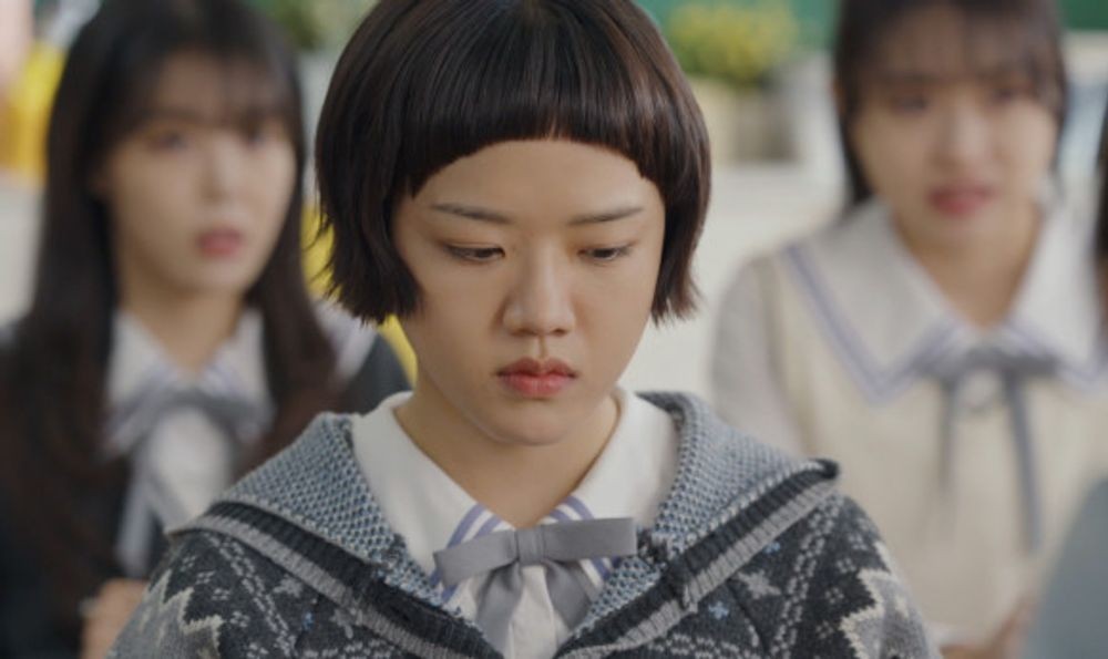 노란 수영복에 섹시한 몸매 어필하는 존예 처자