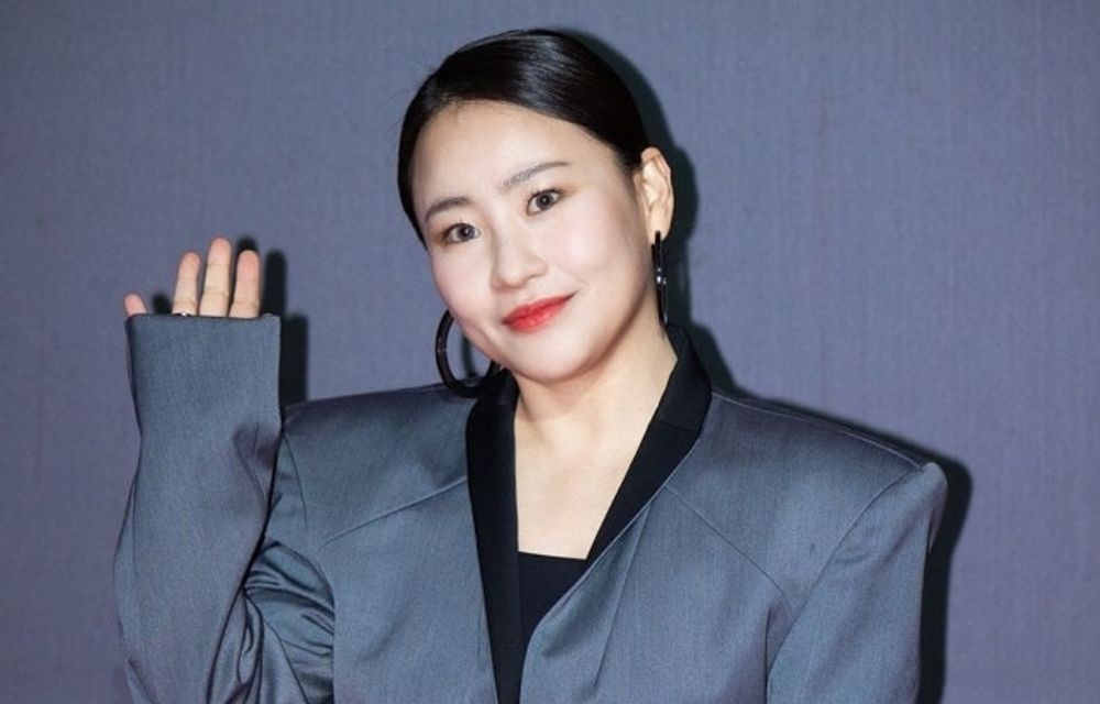 노란 수영복에 섹시한 몸매 어필하는 존예 처자