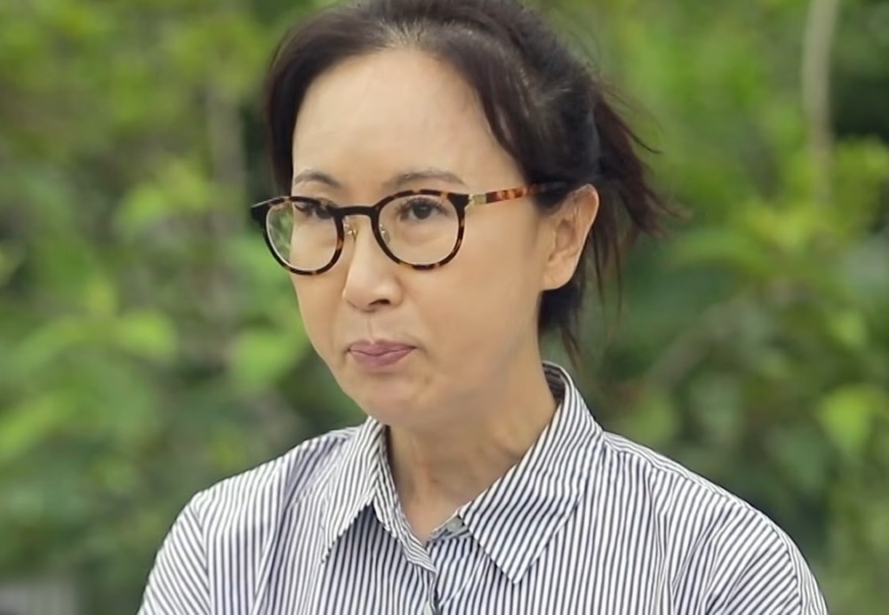 노란 수영복에 섹시한 몸매 어필하는 존예 처자