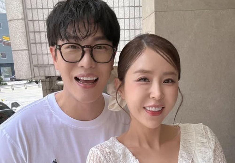 노란 수영복에 섹시한 몸매 어필하는 존예 처자