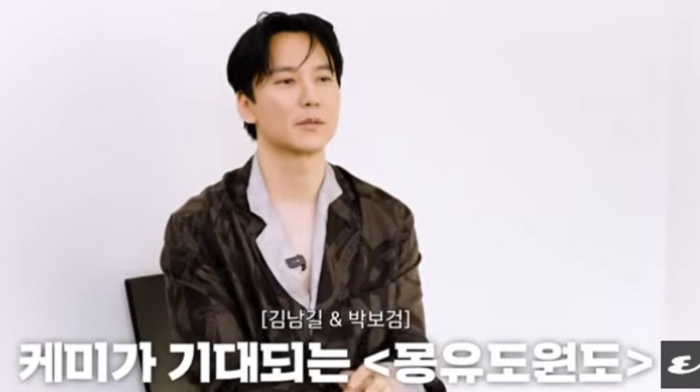 노란 수영복에 섹시한 몸매 어필하는 존예 처자