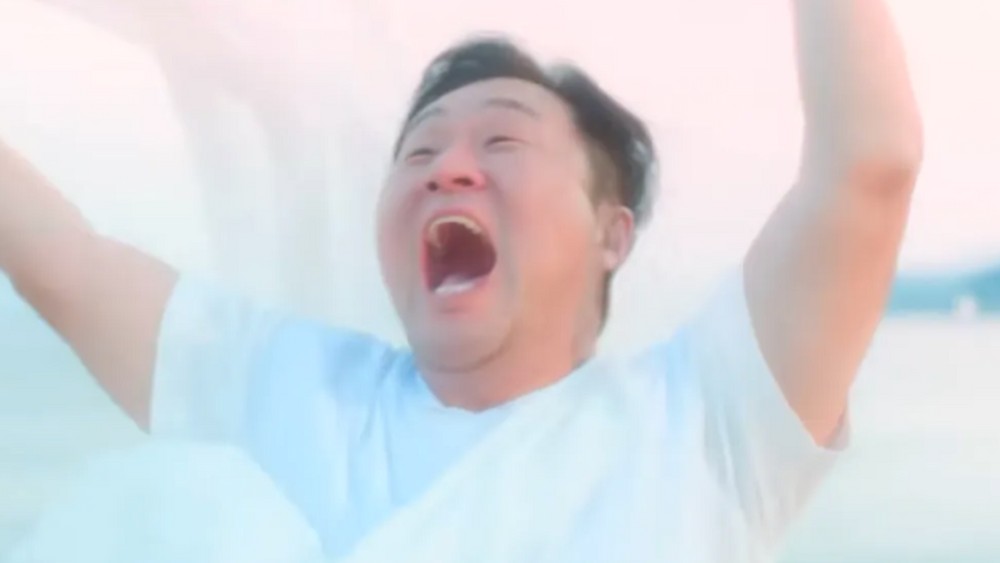 노란 수영복에 섹시한 몸매 어필하는 존예 처자