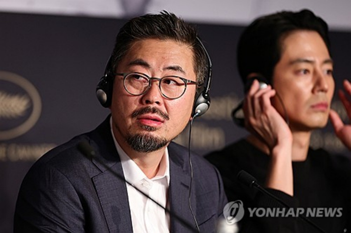 노란 수영복에 섹시한 몸매 어필하는 존예 처자