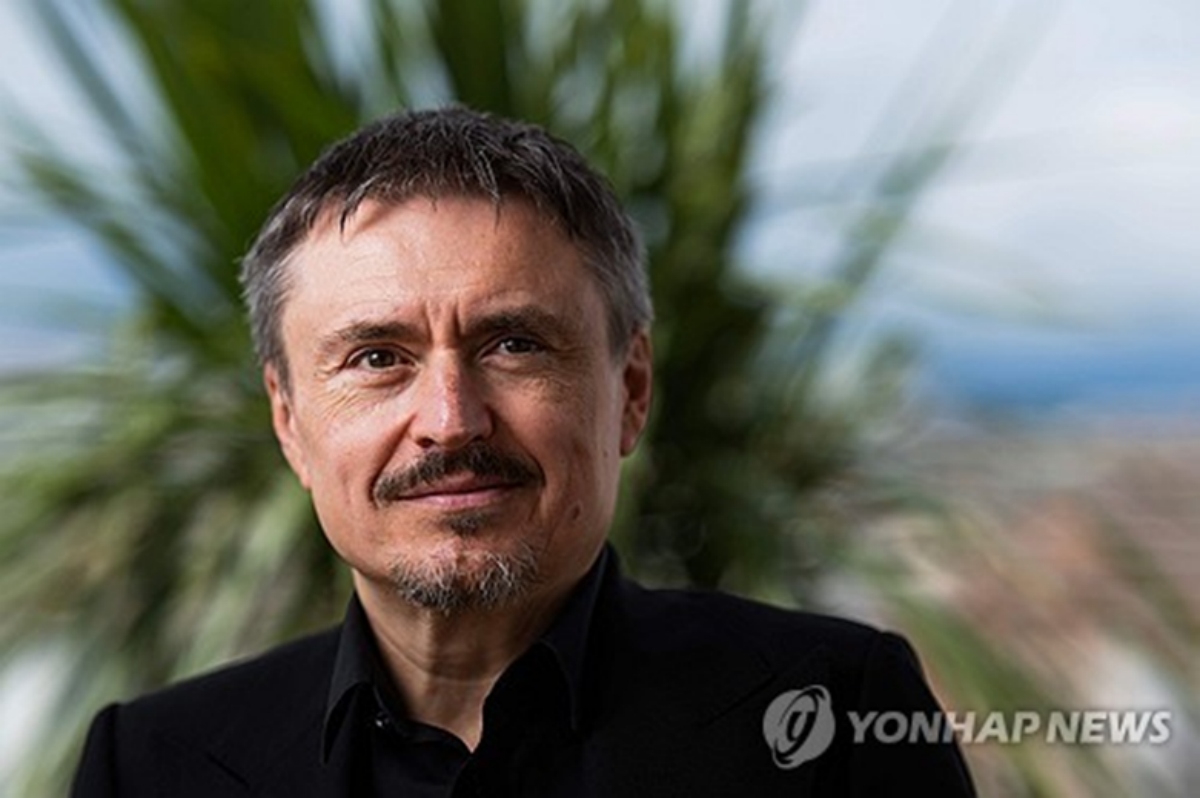 노란 수영복에 섹시한 몸매 어필하는 존예 처자