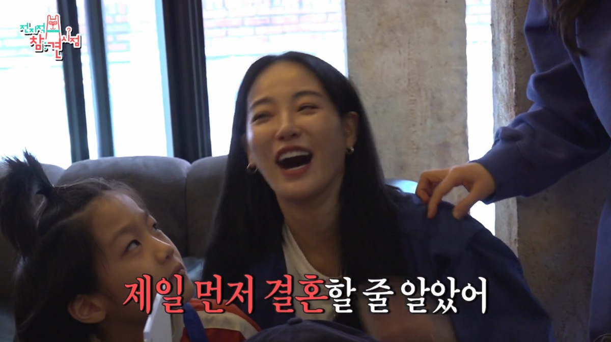 노란 수영복에 섹시한 몸매 어필하는 존예 처자