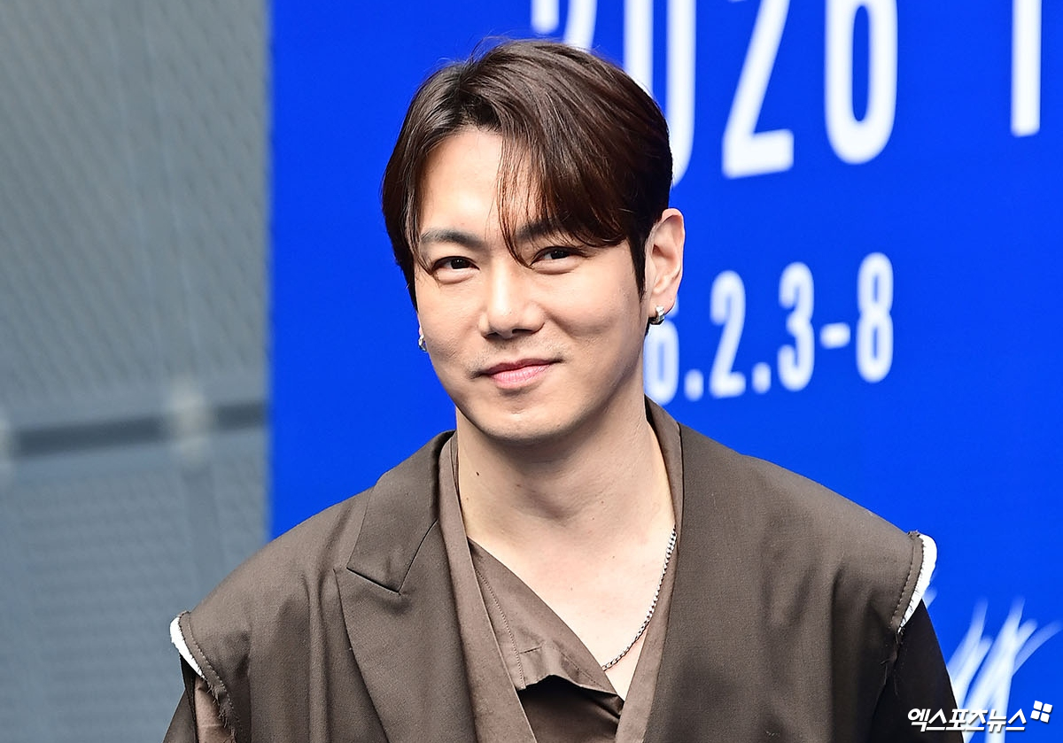 노란 수영복에 섹시한 몸매 어필하는 존예 처자