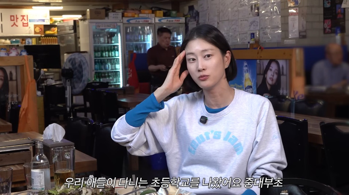 노란 수영복에 섹시한 몸매 어필하는 존예 처자