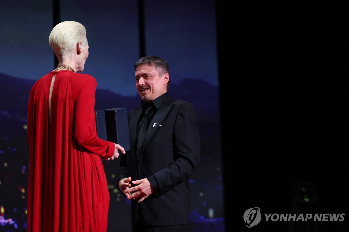 노란 수영복에 섹시한 몸매 어필하는 존예 처자