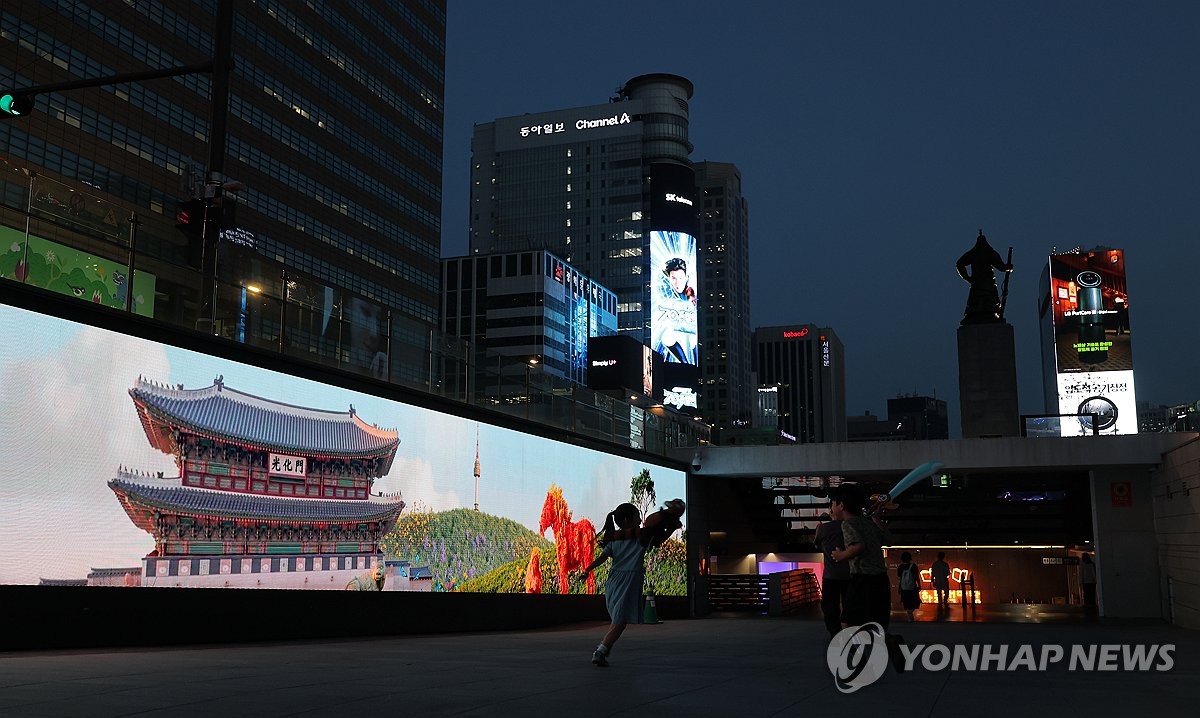 Gwanghwamun Square Sees Massive Surge in Visitors Thanks to Hallyu and BTS Comeback! Gwanghwamun Square Sees Massive Surge in Visitors Thanks to Hallyu and BTS Comeback!