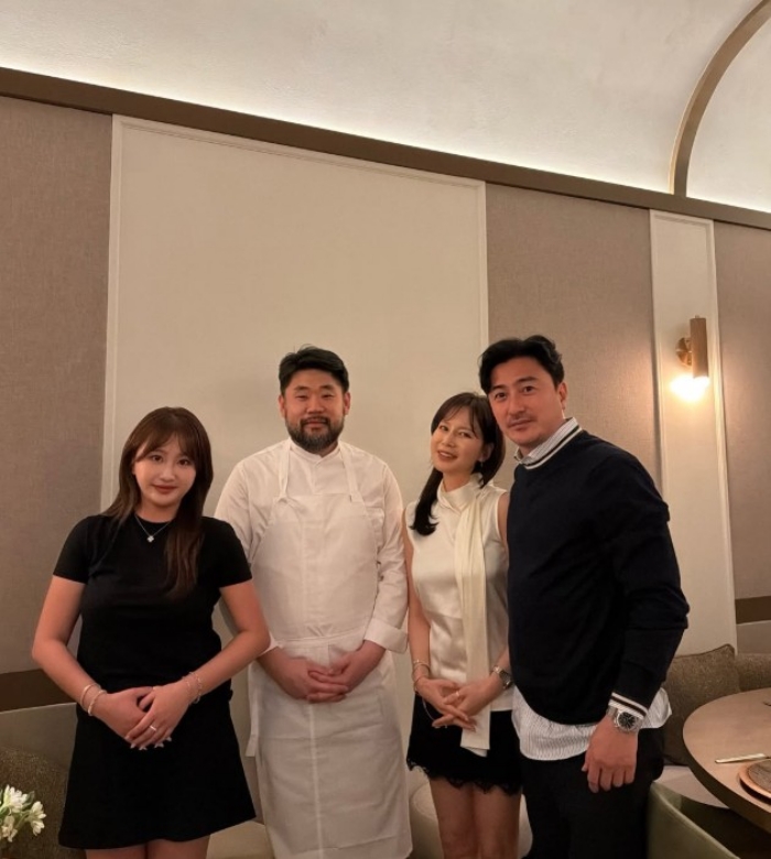 Ahn Jung-hwan and Lee Hye-won Reunite with Daughter in NYC for a Special Dinner at Chef Lee Ha-seong's Restaurant! Ahn Jung-hwan and Lee Hye-won Reunite with Daughter in NYC for a Special Dinner at Chef Lee Ha-seong's Restaurant!