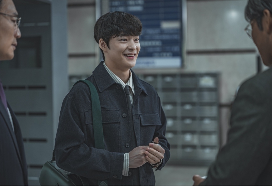 Song Geon-hee Returns to 'Scarecrow' in a Surprise Dual Role for the Final Episodes! Song Geon-hee Returns to 'Scarecrow' in a Surprise Dual Role for the Final Episodes!