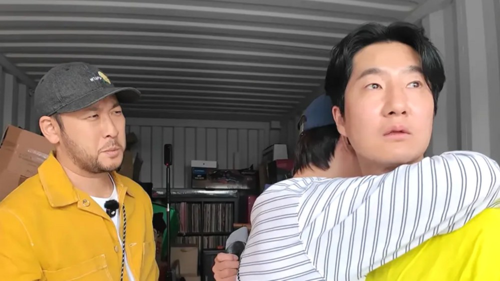 노란 수영복에 섹시한 몸매 어필하는 존예 처자
