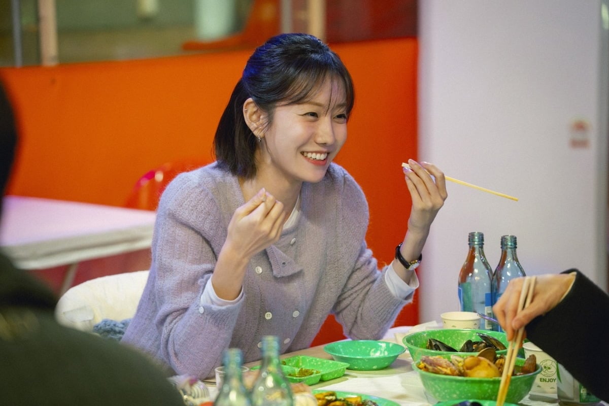 Jung Min-ah Shares Heartfelt Thoughts After 'Mo-Ja-Mu-Ssa' Finale: "I Was Happy Living as Park Jung-min" 2 Jung Min-ah played the role of rookie writer Park Jung-min in 'Mo-Ja-Mu-Ssa'.