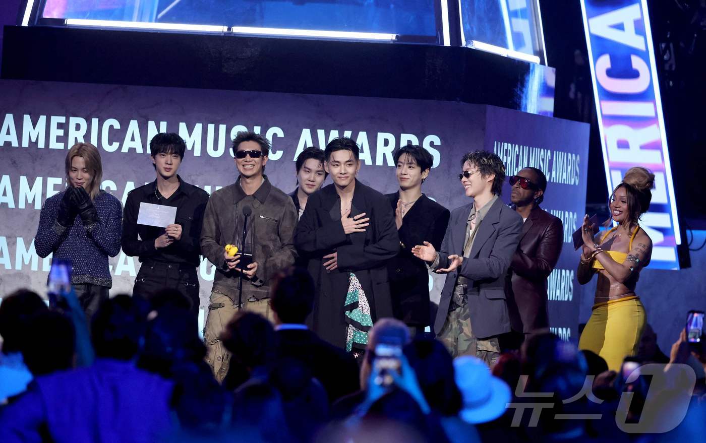 BTS's new song 'SWIM' giving an acceptance speech after winning 'Song of the Summer' at the 'American Music Awards 2026' (AMA 2026) held at the MGM Grand Garden Arena in Las Vegas on the 26th.