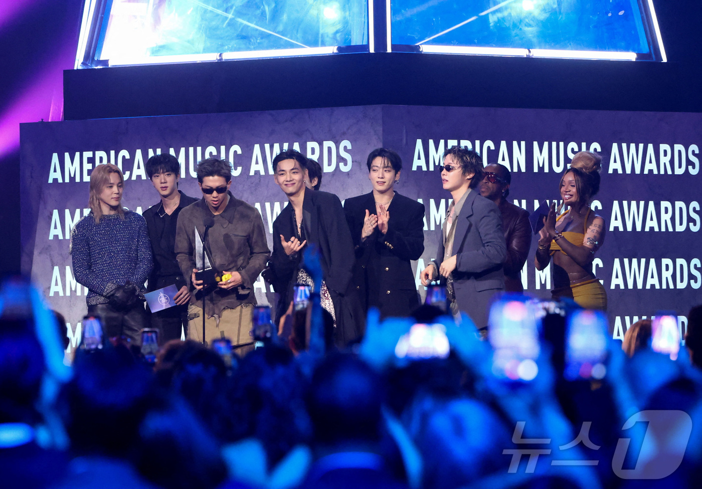 BTS's new song 'SWIM' giving an acceptance speech after winning 'Song of the Summer' at the 'American Music Awards 2026' (AMA 2026) held at the MGM Grand Garden Arena in Las Vegas on the 26th.