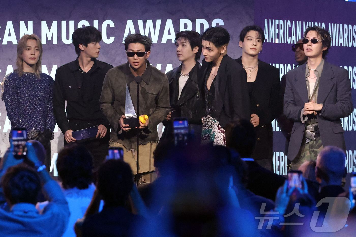 BTS's new song 'SWIM' giving an acceptance speech after winning 'Song of the Summer' at the 'American Music Awards 2026' (AMA 2026) held at the MGM Grand Garden Arena in Las Vegas on the 26th.