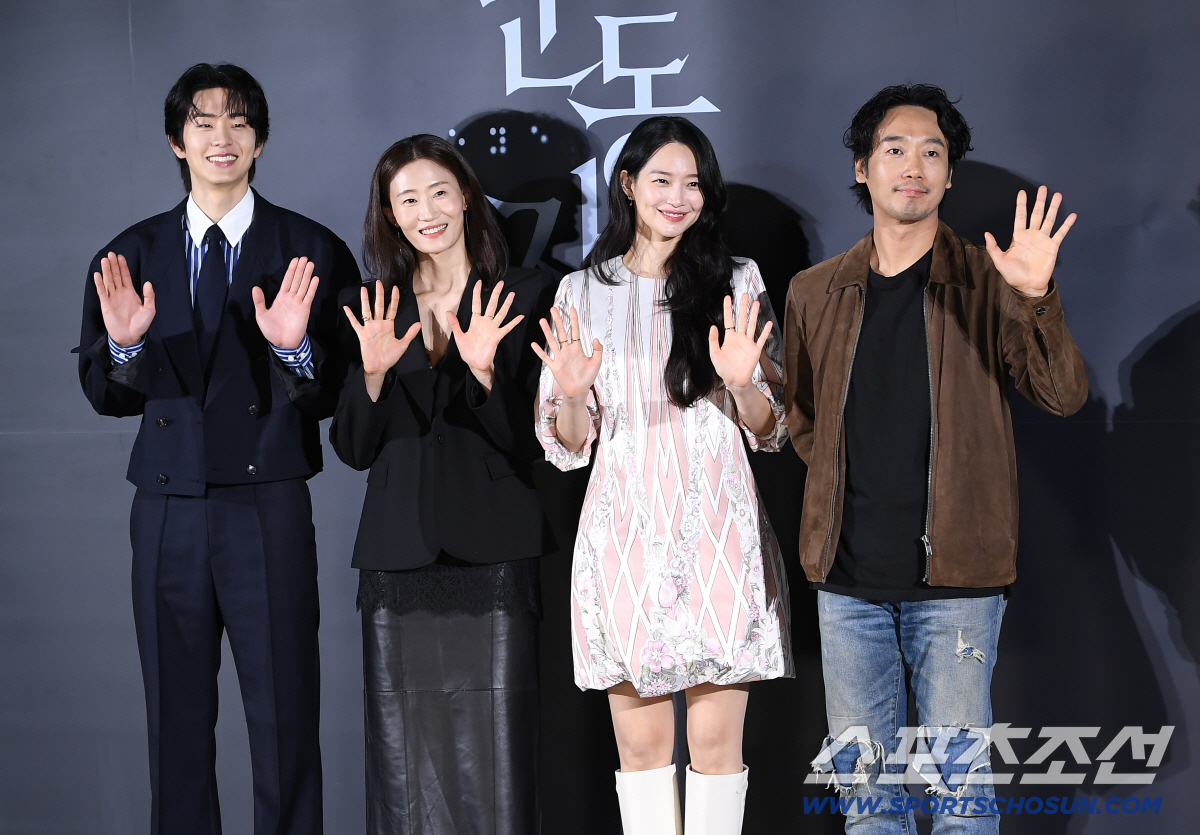 A production report for the movie 'Eye' was held on the 26th at CGV Yongsan IPark Mall in Seoul. Actors Lee Seung-ryong, Kim Young-ah, Shin Min-ah, and Kim Nam-hee (from left) are posing.