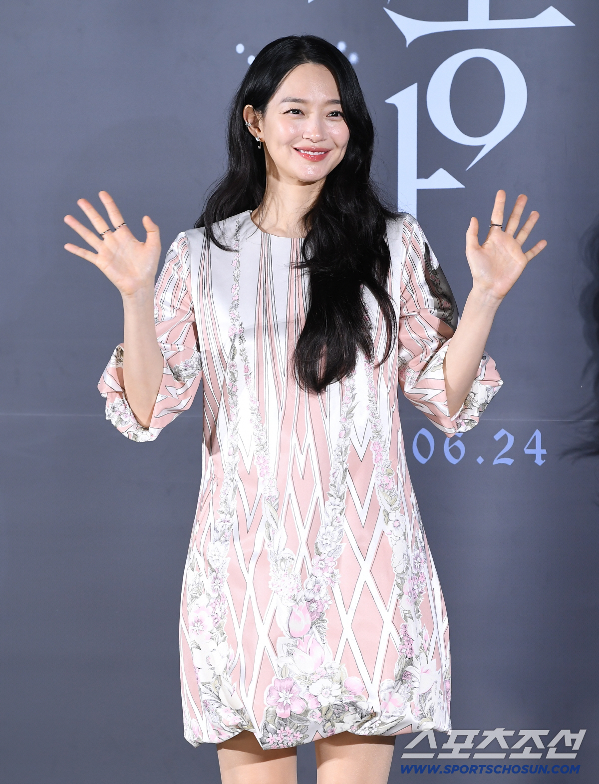 A production report for the movie 'Eye' was held on the 26th at CGV Yongsan IPark Mall in Seoul. Actress Shin Min-ah is posing.