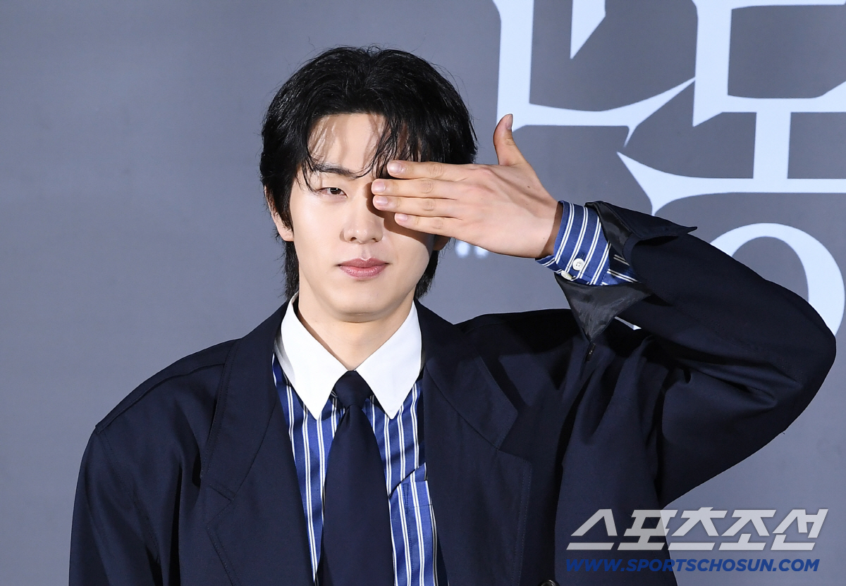 A production report for the movie 'Eye' was held on the 26th at CGV Yongsan IPark Mall in Seoul. Actor Lee Seung-ryong is posing.
