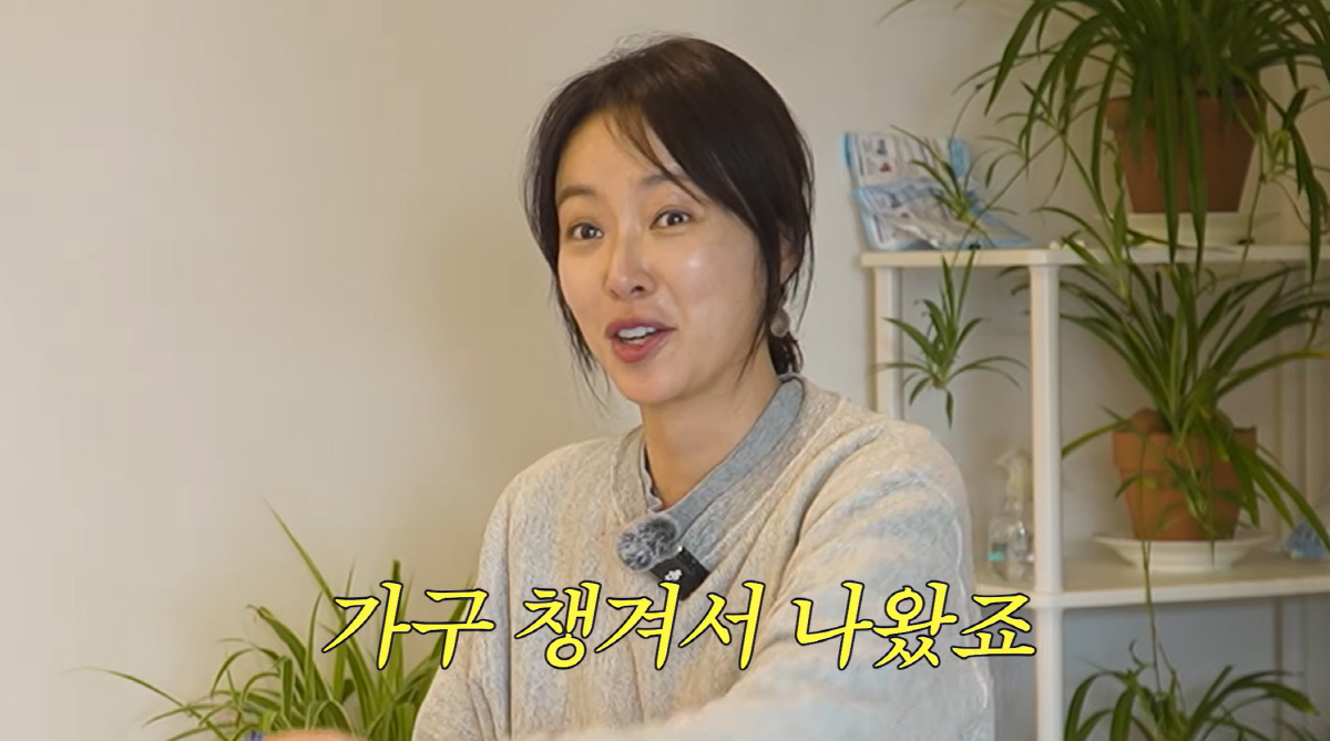 Hwang Jung Eum Thanks Ex-Husband for Unexpected Kindness: "He Left the Door Open for Me to Take My Honeymoon Furniture" Hwang Jung Eum Thanks Ex-Husband for Unexpected Kindness: