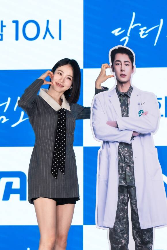 신예은과 이재욱의 로맨스 호흡이 담긴 '닥터 섬보이'는 오는 6월 1일 첫 방송한다. /ENA