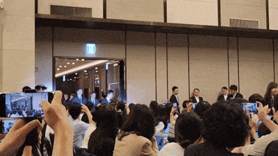 정용진 신세계그룹 회장이 기자회견장에 들어서는 모습 <박윤예 기자>