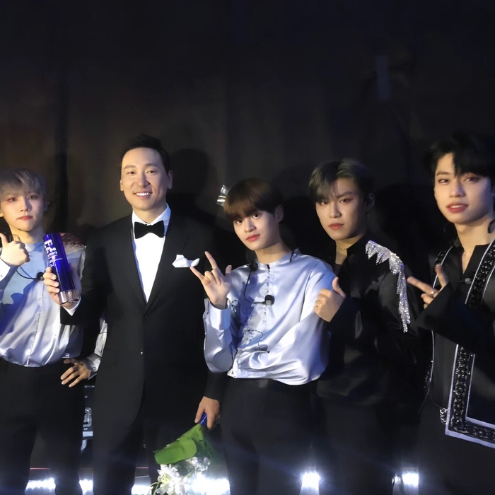 Saying Goodbye to Their First Idol Group AB6IX: The Next Chapter for Brand New Music and Rhymaster 3 Brand New Music CEO and singer Rhymaster with AB6IX members. /Photo=Rhymaster SNS