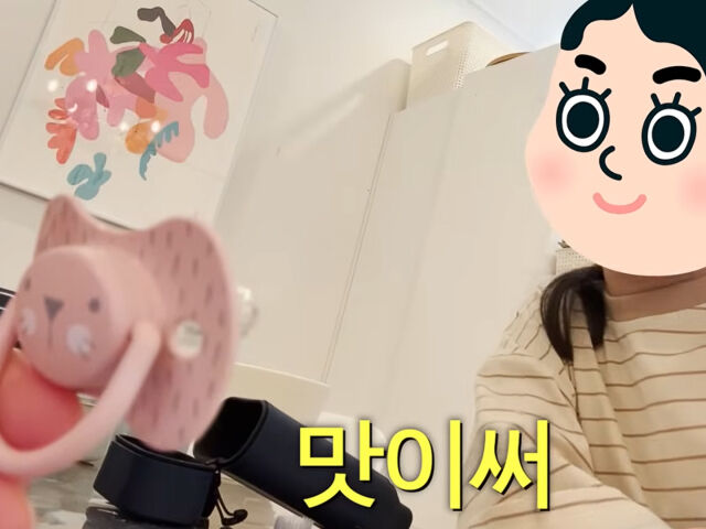 Baek Ziyoung's daughter said that sucking a pacifier tastes good. / YouTube 'Baek Ziyoung'