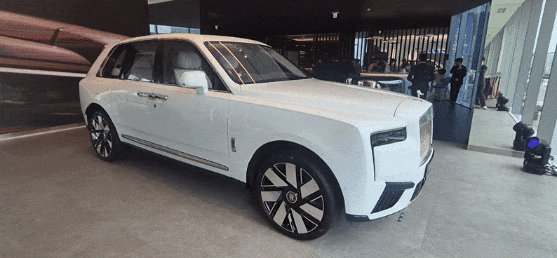 26일 부산 해운대구에 새롭게 단장해 문을 연 롤스로이스모터카 부산 쇼룸에 SUV 모델 컬리넌이 전시돼 있다. 정경수 기자