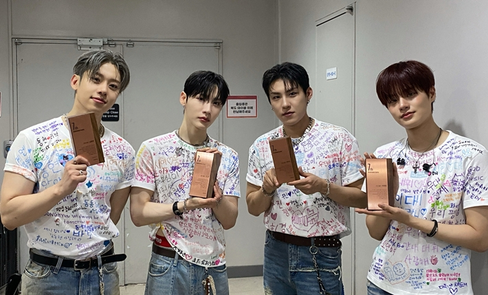 "We Won't Disappear!" AB6IX Wraps Up Emotional 7th Anniversary Concert