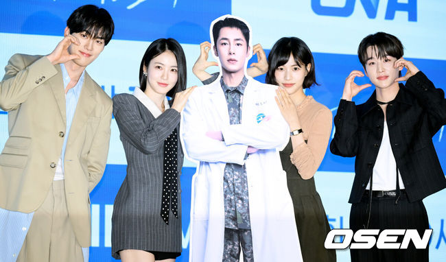 Lee Jae-wook "Appears" at Doctor Island Boy Press Conference via Standee and Video! Shin Ye-eun Promises a Military Visit Lee Jae-wook