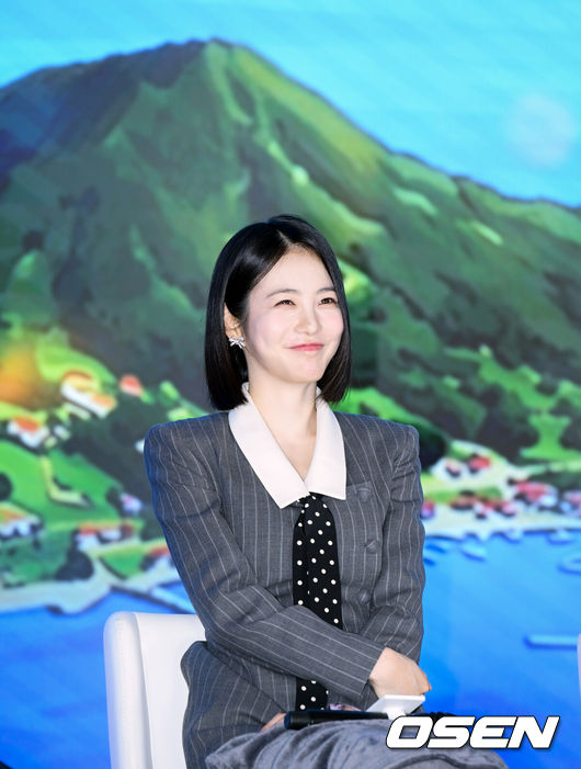 [OSEN=조은정 기자]ENA 새 월화드라마 '닥터 섬보이' 제작발표회가 26일 서울 구로구 신도림 디큐브시티 더 세인트에서 열렸다. ‘닥터 섬보이’는 모두가 기피하는 악명 높은 섬 ‘편동도’ 에 입도한 공중보건의사 도지의(이재욱 분)와 비밀 많은 간호사 육하리(신예은 분)가 그리는 메디컬 휴먼 로맨스다.배우 신예은이 질의응답 시간을 갖고 있다. 2026.05.26 /cej@osen.co.kr