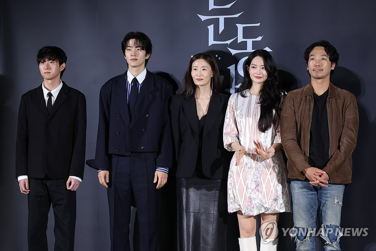 26일 서울 용산구 CGV 용산아이파크몰에서 열린 영화 ‘눈동자’ 제작보고회에서 감독과 배우들이 포즈를 취하고 있다. 왼쪽부터 염지호 감독, 이승룡, 김영아, 신민아, 김남희. 연합뉴스 제공