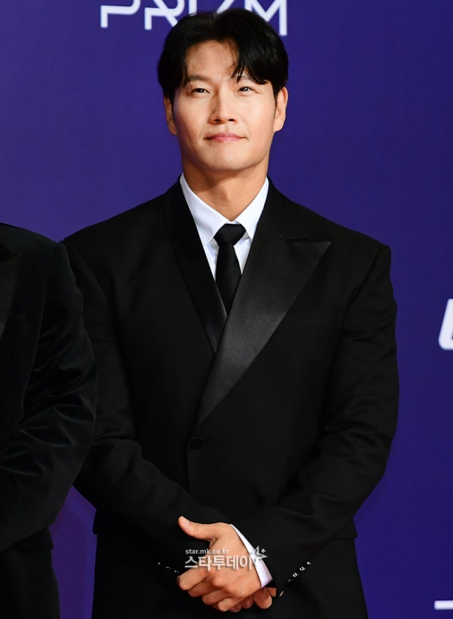 Kim Jong Kook Becomes a Grandfather at 51! (Problem Child in House) Kim Jong Kook Becomes a Grandfather at 51! (Problem Child in House)