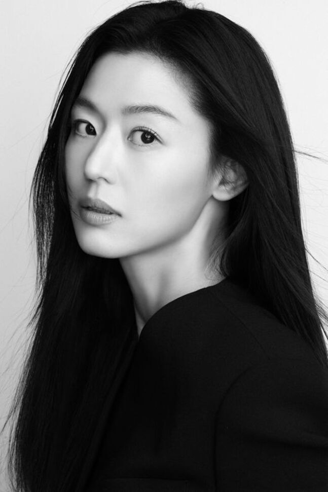 Jun Ji-hyun Feels "Wronged" Over Her Flawless Beauty in 'Gunche' Jun Ji-hyun Feels