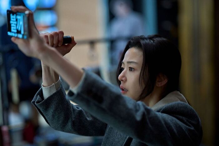 Jun Ji-hyun Feels "Wronged" Over Her Flawless Beauty in 'Gunche' 3 20260527091809967frhh