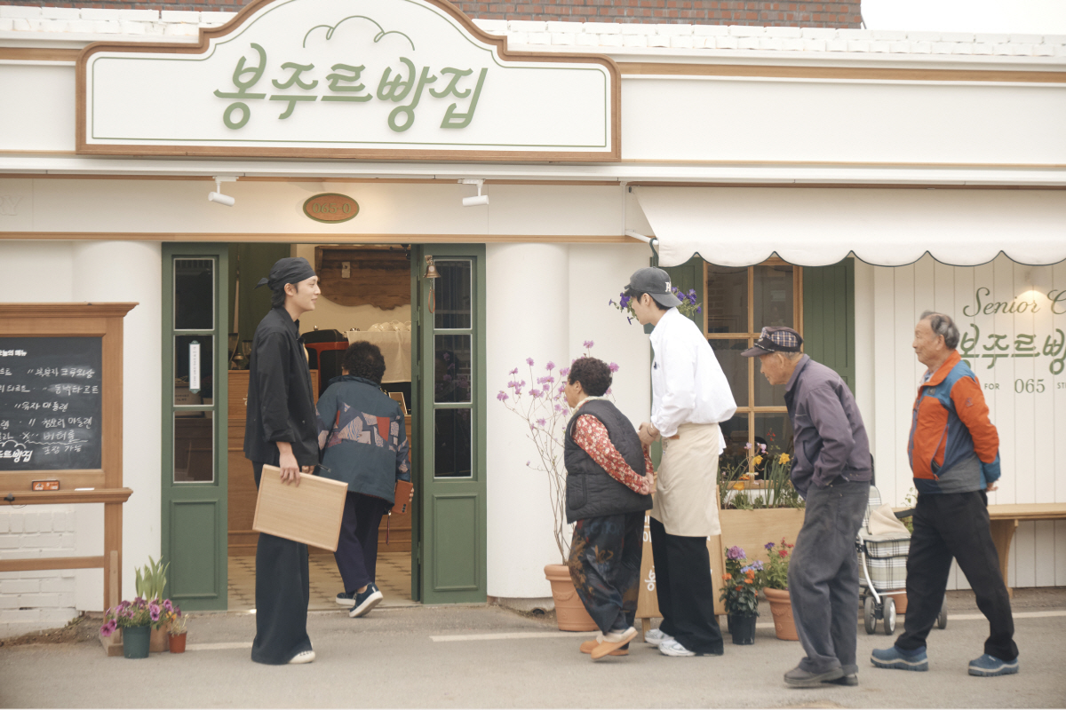 'Bonjour Bakery' Crew Reveals Heartwarming Secret: Seniors Gather Weekly to Watch Their Own Screen Time! 2 'Bonjour Bakery' photo provided by Coupang Play